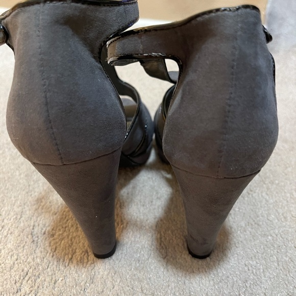 Grey t-strap suede shoe - Picture 4 of 8